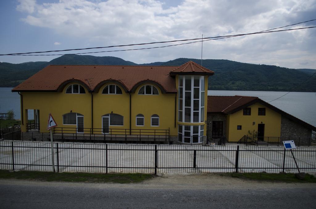 Ieşelniţa Mai Danube酒店 外观 照片